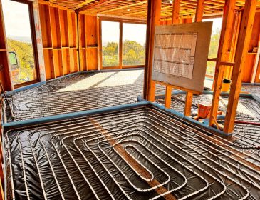 Tacker system underfloor heating with insulated piping